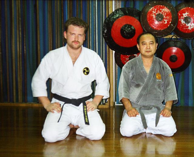 Maître Valeriy Maistrovoy en compagnie du Maître Yoshiaki Gakiya 9e dan kodubo (Okinawa, Japon).