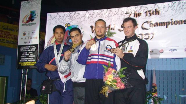 Dmitri Kovalev - champion d'Europe de Pencak Silat à Zurich (Suisse) 2008 - sur le podium du 13ème championnat du monde de 2007.